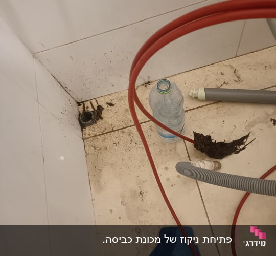 צינורות וכלים על רצפה מלוכלכת, עבודה בתחום האינסטלציה